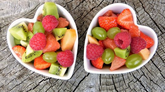 Dos platos de frutas con forma de corazón